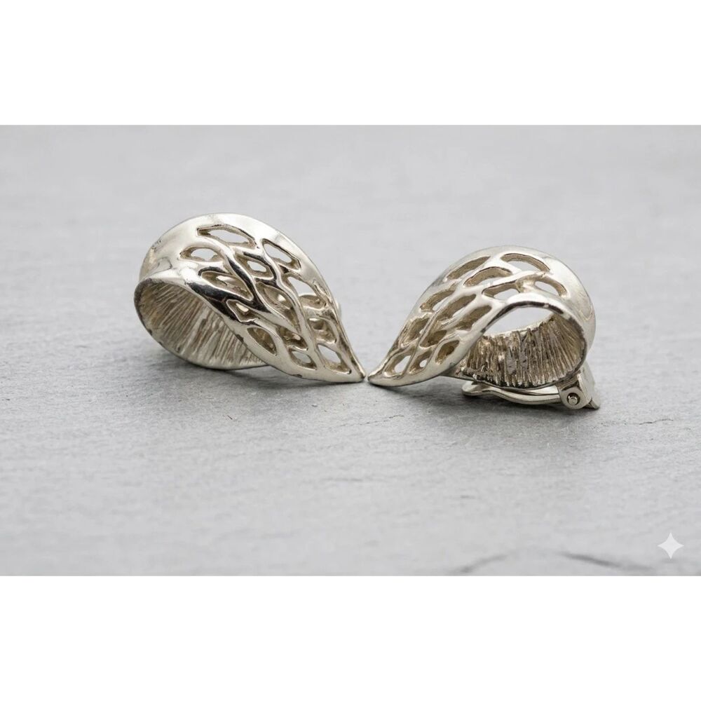 CELEBRITY NY Silver Tone Textured Swirl Clip On Earrings Vintage 1980s